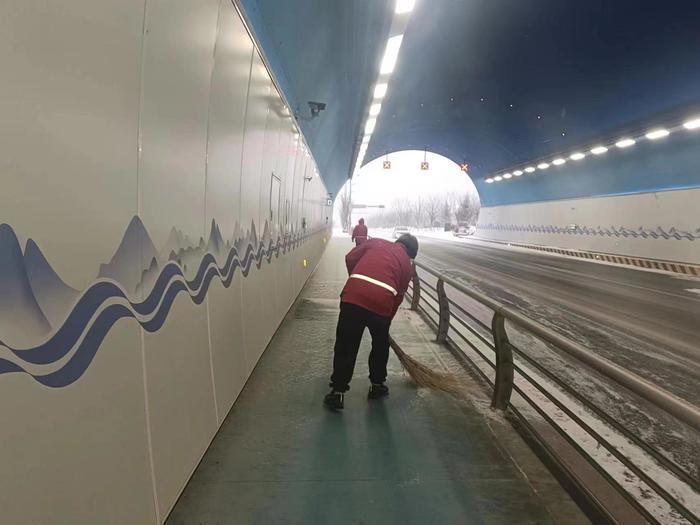 以雪为令，全市昼夜奋战扫雪除冰保畅通