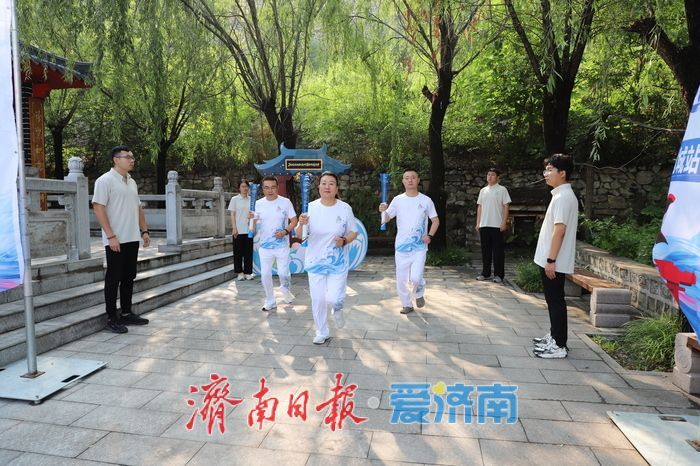 泉炬连山水 清泉润钢城 泉群取水及泉炬传递活动走进钢城区