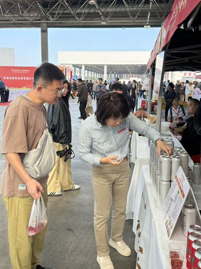 五彩草莓、平阴玫瑰衍生产品等特色品牌在丰收节吸引市民购买