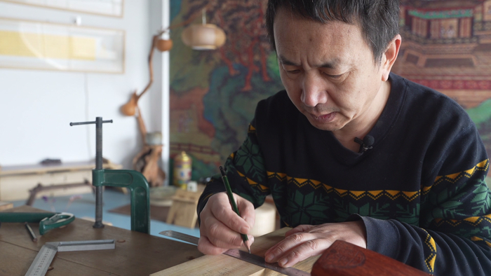 省级非遗项目“桥氏木作”传承人乔一兵：“一块料”变“鲁班枕”