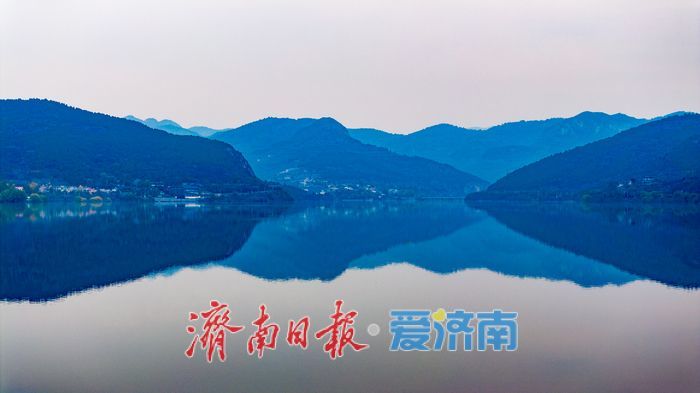 济南锦绣川水库化身“天空之镜” 山水倒影绘就壮丽画卷
