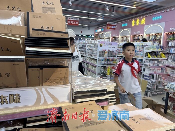 开学季文具店迎“采购热潮”，创意文具成学生新宠