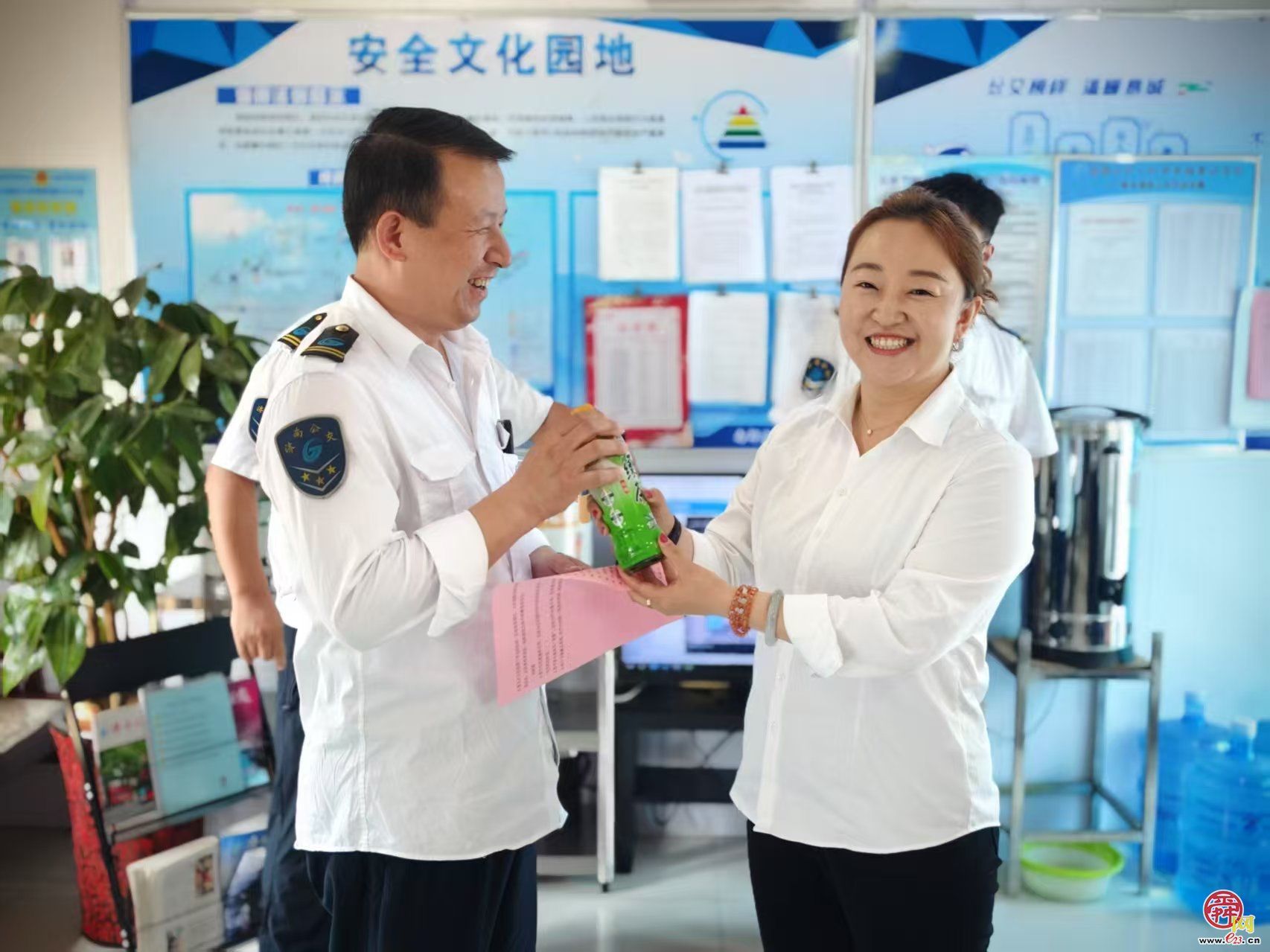 济南公交南部公司二队粽香情浓迎端午