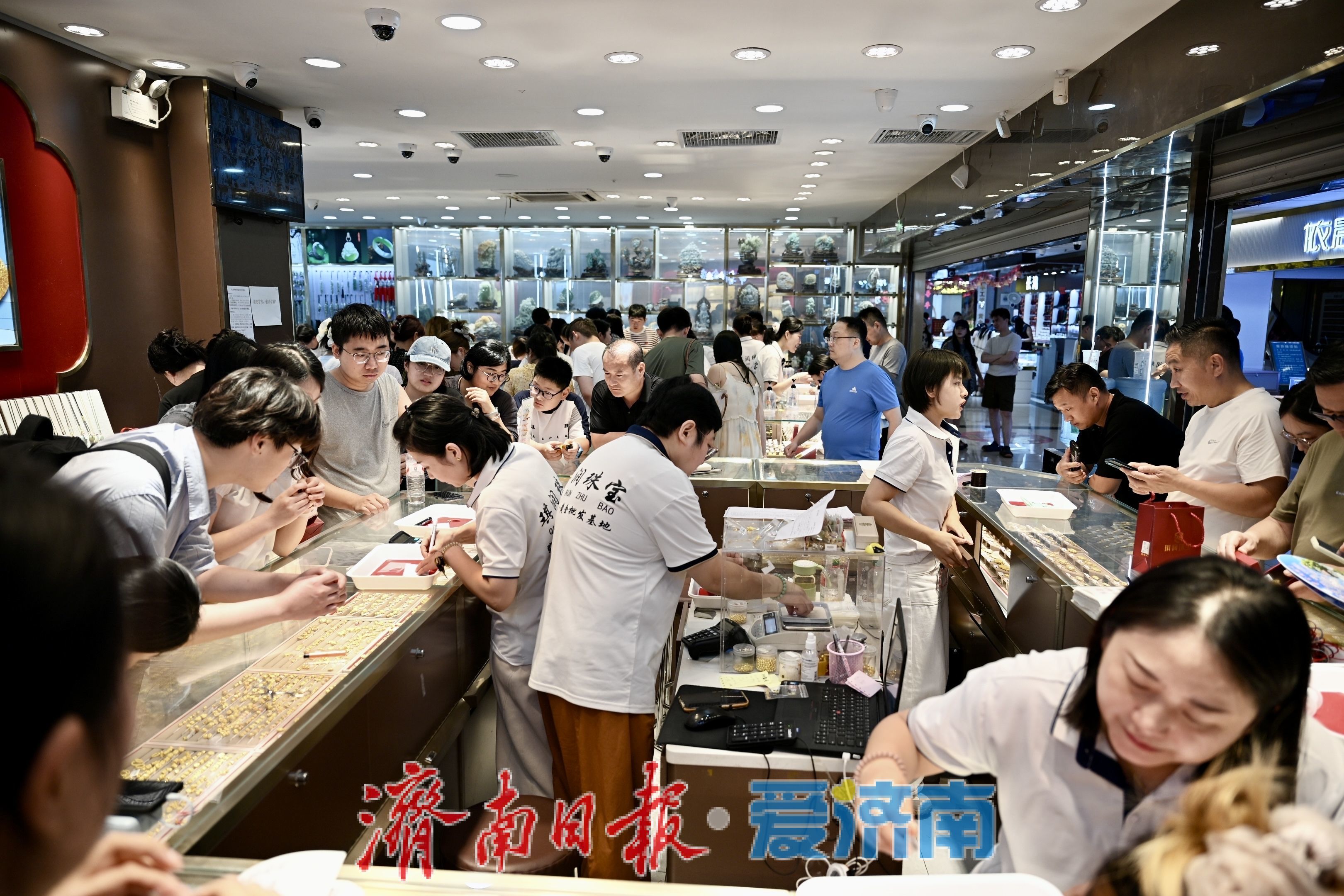 金价回落带热黄金消费，山东国际珠宝交易中心迎来选购小高峰