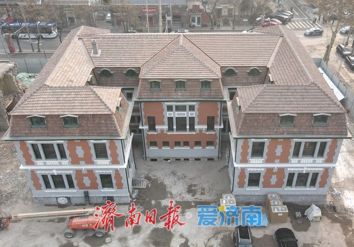 泉城年味气氛组已就位，是“蛇”候过年啦！