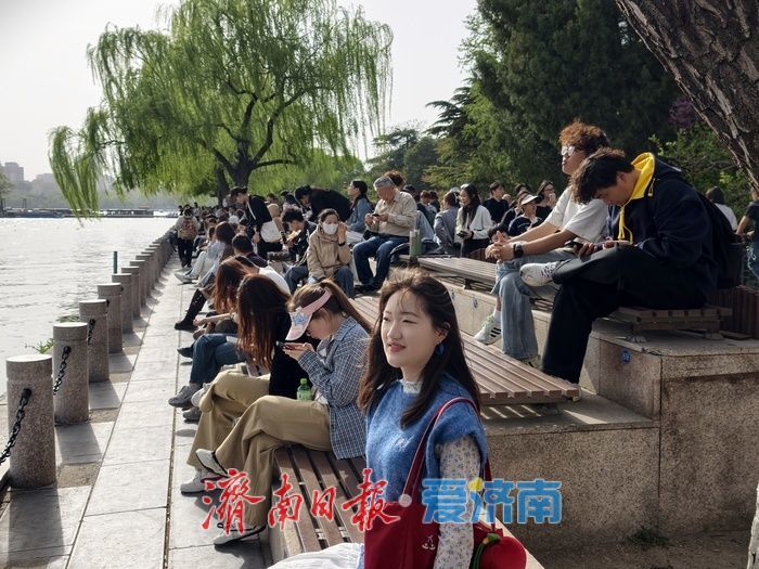 一年四季 泉在济南丨湖畔沐春风，游人醉春光