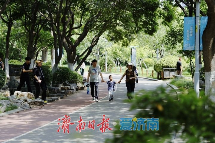 漫步公园 市民乐享秋日休闲时光