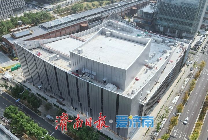济南中央商务区艺术剧院项目外立面玻璃幕墙安装超九成
