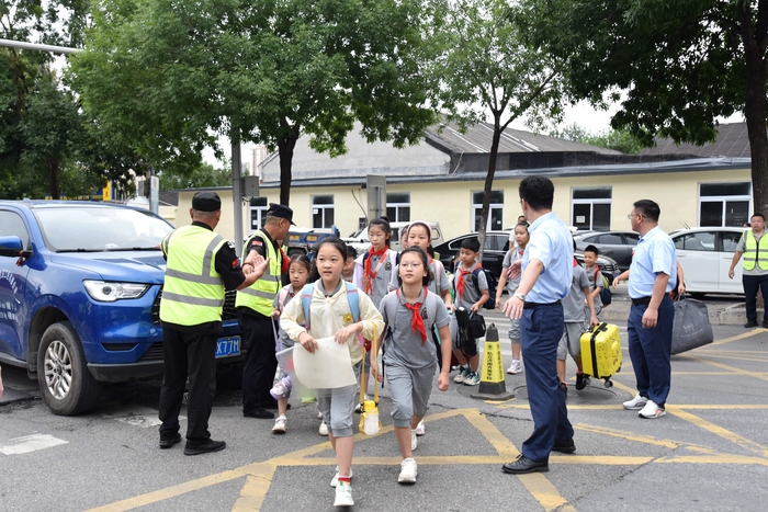 私立济齐鲁学校开展“校社共建 党员助学”主题党日活动