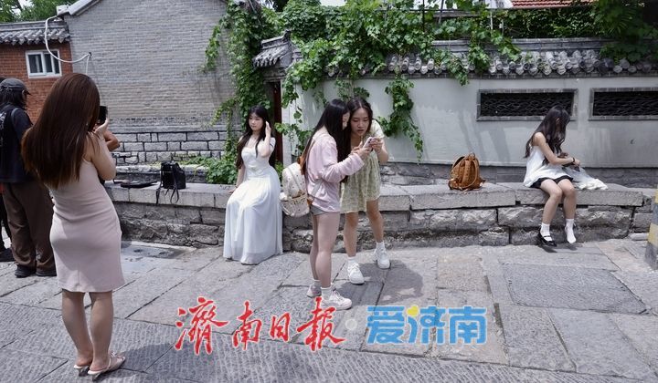 古风照里的“顶流”背景板：济南起凤桥开启“人从众”模式