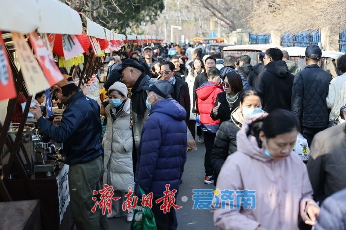 气温回升，济南英雄山文化市场热闹非凡