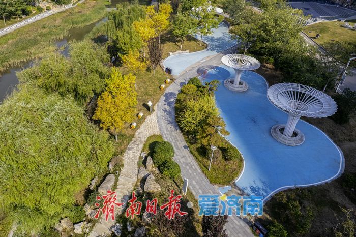 腊山河公园秋色正斑斓，漫步其间赏如画景致