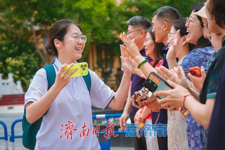 鲜花与拥抱，高考最后一天上演温馨时刻