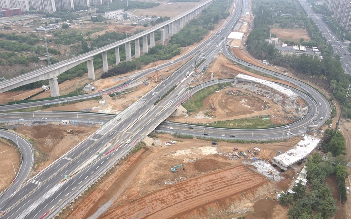 济南绕城高速小许家至港沟段改扩建部分成功上跨经十路