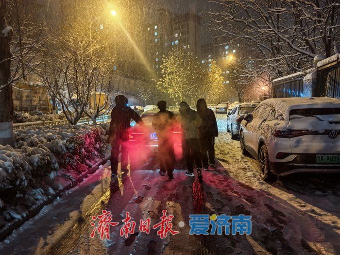雪锁归途，济南公交人化身“破冰者”