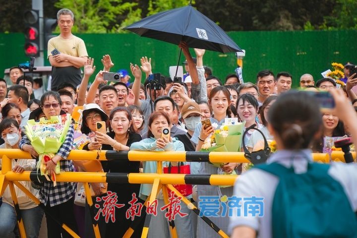 鲜花与拥抱，高考最后一天上演温馨时刻