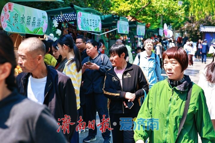 黑虎泉畔文创市集热闹非凡 泉水与文创相融点亮泉城假日