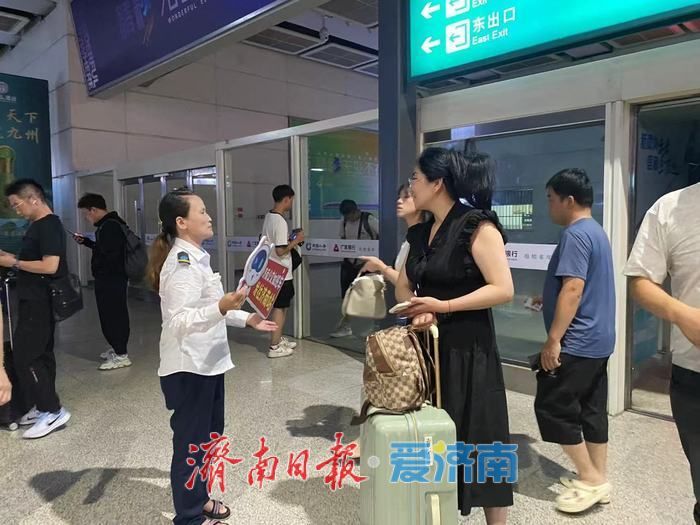 “泉”在济南过暑假 济南公交力保深夜来济旅客顺利出行​