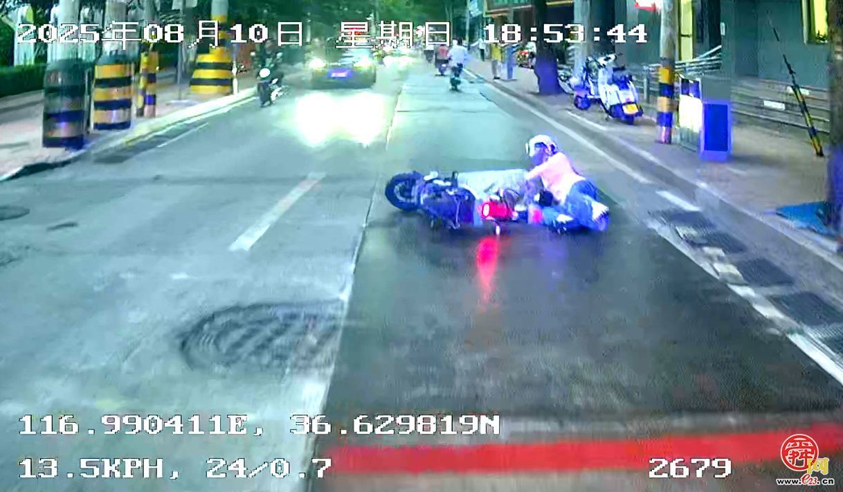 电动车主不慎摔倒，公交司机热心帮助