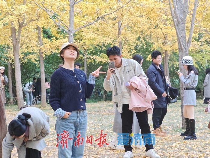 一年四季 泉在济南丨济南森林公园变身“秋日调色盘” 周末游人如织享惬意