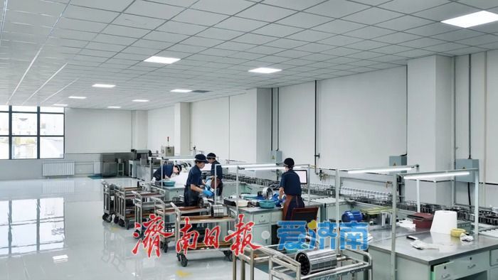 新质生产力在车间：当机器人开始“修火车”