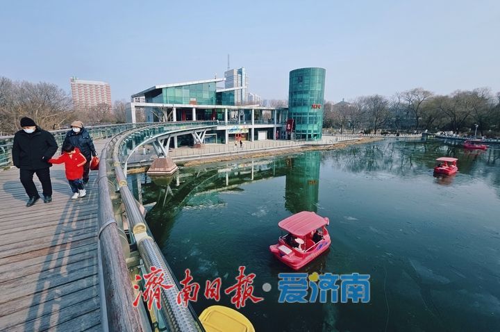 游客“破冰旅游”，体验冰上奇遇