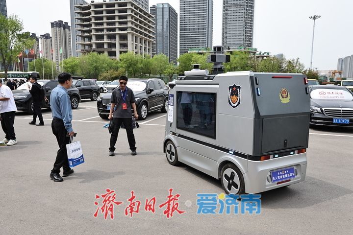无人驾驶智慧巡逻车吸引眼球