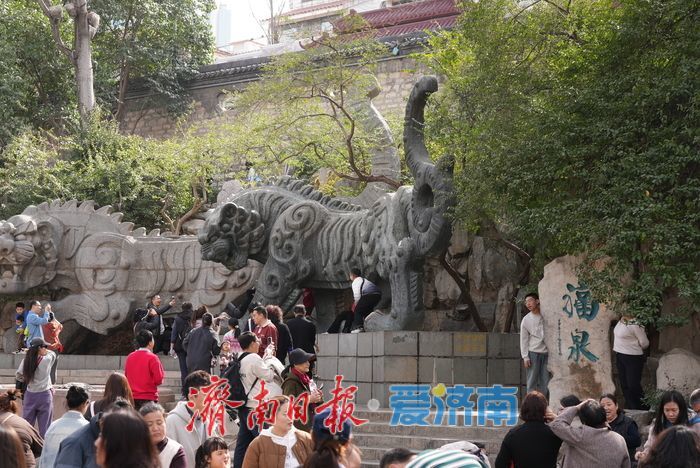 “泉”在济南过大年丨春节打卡泉城地标，黑虎泉《双虎》成亲子热门