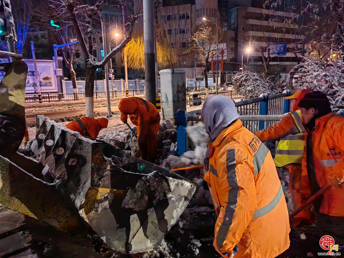 除雪破冰 鏖战寒潮——易通城服昼夜抢通“城市动脉”
