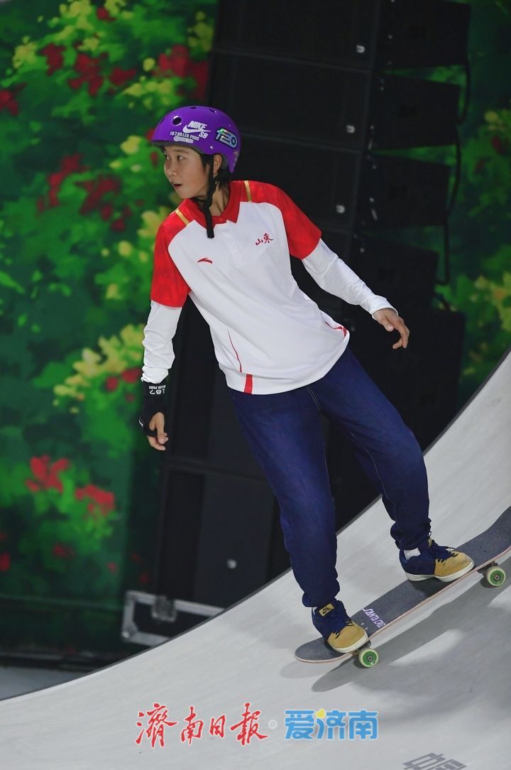 济南选手崔宸曦夺得十五运会滑板女子街式赛金牌