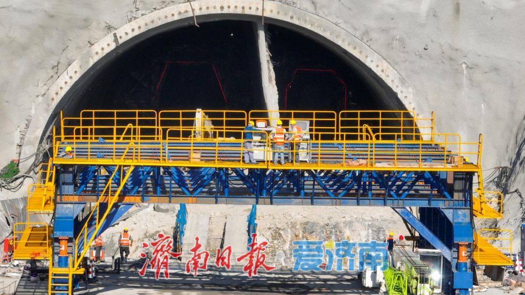 建设者假期坚守岗位，济南高铁、机场、地铁等项目多点开花