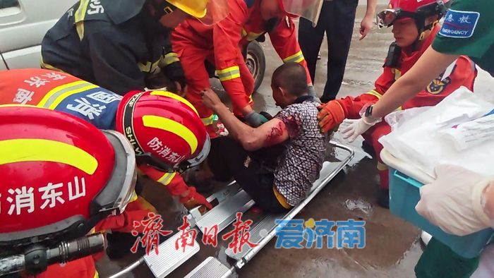 两车相撞1人被困 消防破拆营救