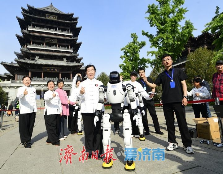 科技与泉水碰撞，“机器人舞团”燃爆大明湖畔