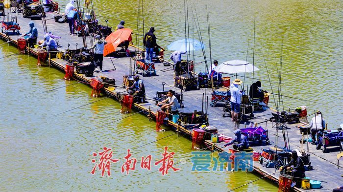 一竿垂钓激活休闲新消费 济南小清河畔“钓鱼经济”持续升温
