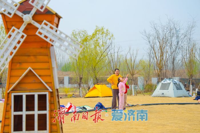 一年四季 泉在济南丨春拂白泉 草坪露营放风筝解锁市民春日休闲新场景