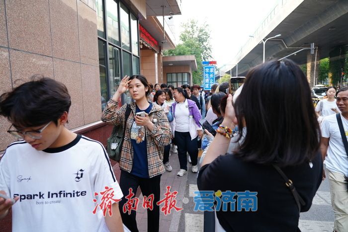 你走出考场的样子，是父母镜头里最珍贵的风景