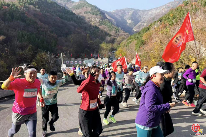 赴红叶之约 享运动之乐 品非遗之美 济南“一城山色·登山打卡”暨垛庄百峪大顶登山嘉年华成功举办