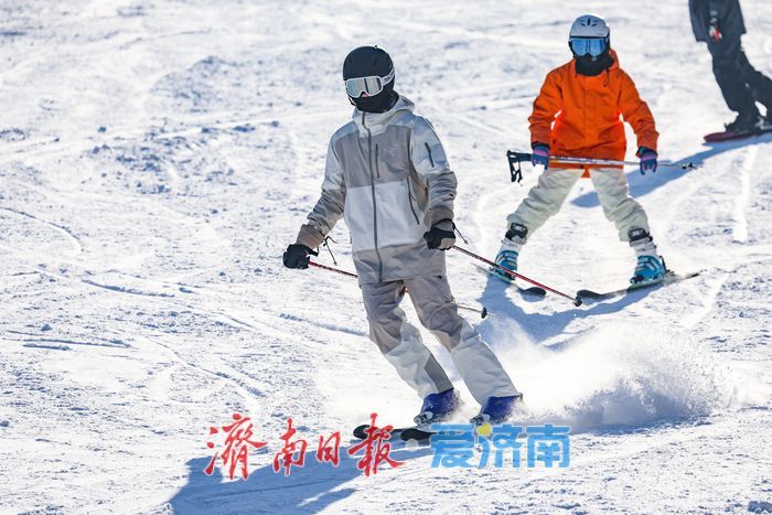 探访济南金象山冰雪消费季开板盛况 点燃泉城“冰雪热”