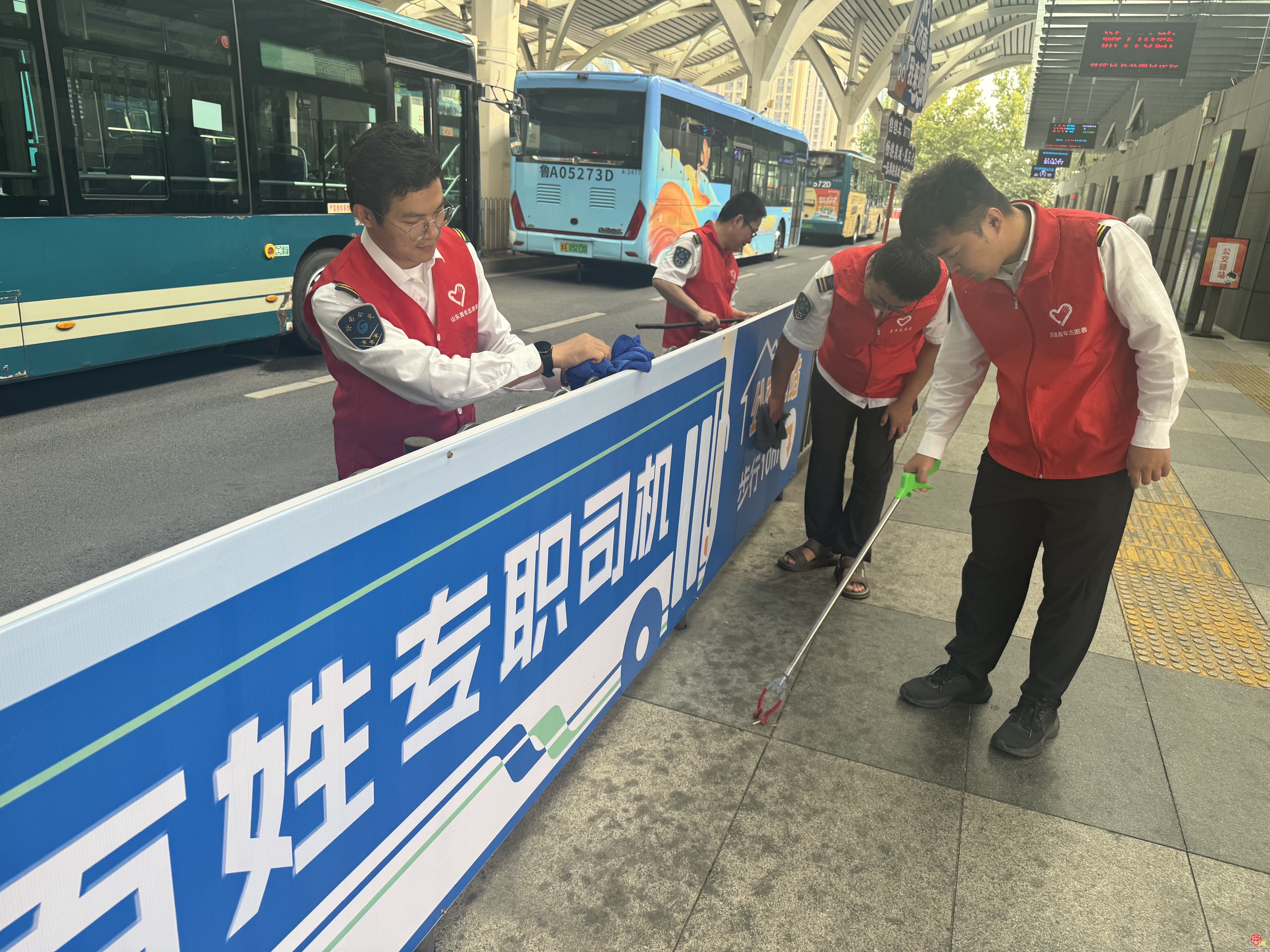 节日我在岗：公交志愿者坚守西站枢纽，守护国庆出行路