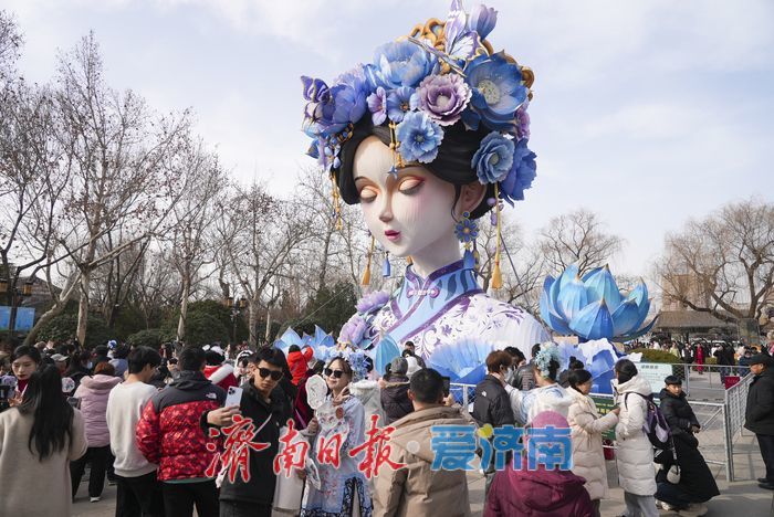 大明湖畔“夏雨荷”花灯俏皮续热