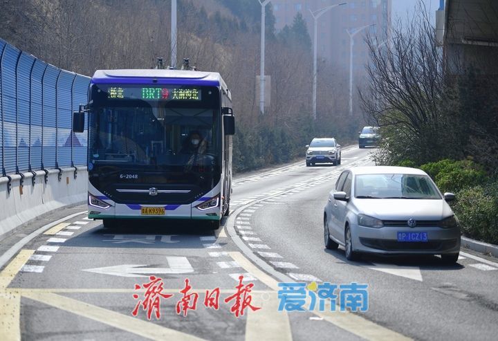 直击堵点！济南旅游路二环东路交叉口新增专用右转车道正式投用