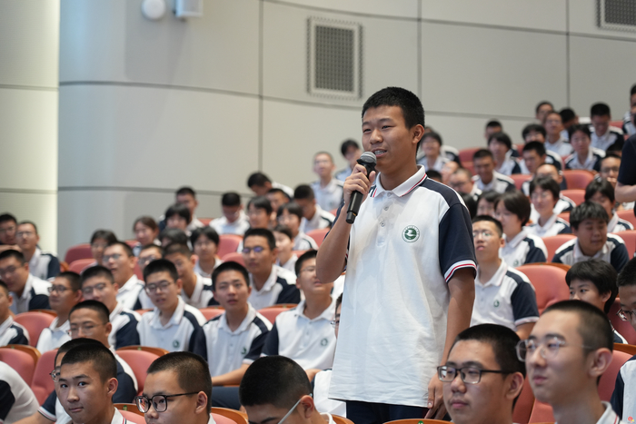 人文之光耀彩石，诗心词韵润青春——著名诗人桑恒昌走进历城二中彩石校区