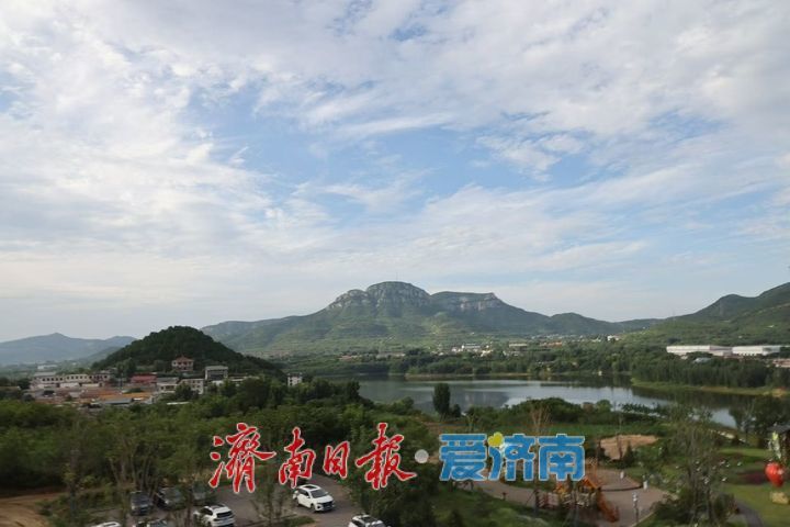 蓝天白云衬青山 长清五峰山绘就夏日山水画卷