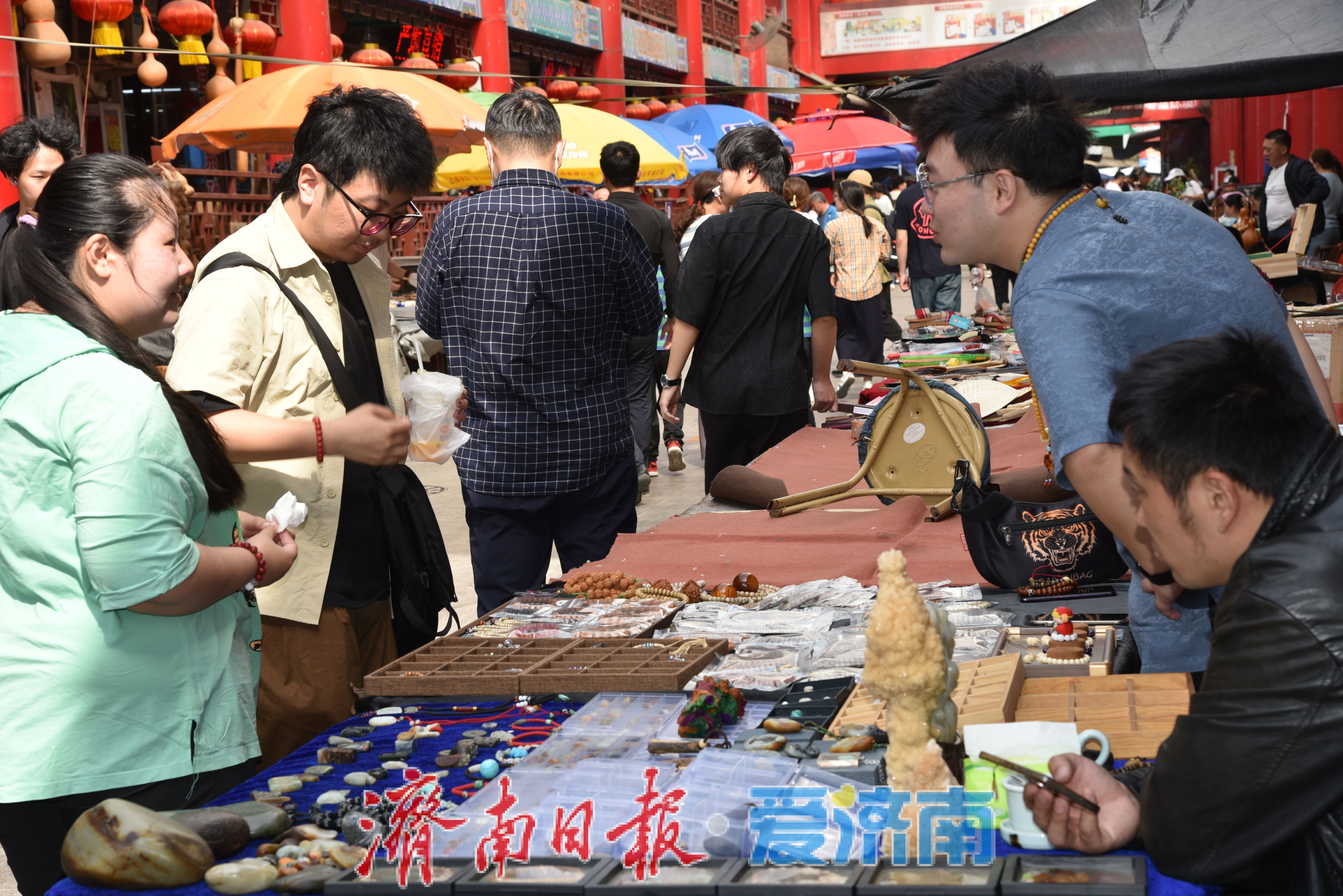 一年四季·“泉”在济南｜逛英雄山文化市场：触摸齐鲁文脉，感受市井烟火
