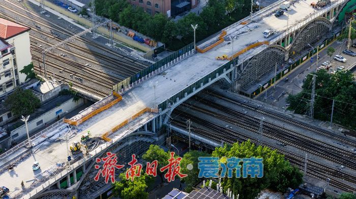 济南纬二路跨铁路天桥全力推进升级改造 智慧管控护航民生出行