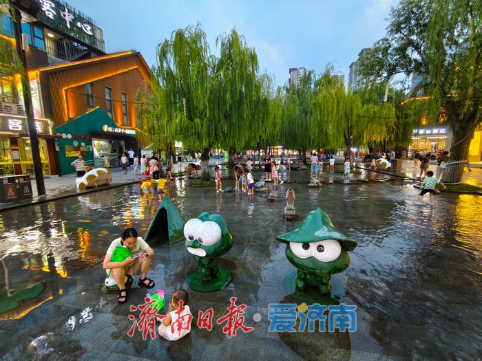 夏夜烟火气 戏水享清凉