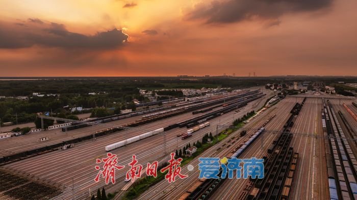 一年四季 泉在济南丨济南雨后现“丁达尔”效应，机车公园日落美景入眼成画