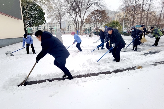 风雪中，济南中学党员干部用行动诠释责任与担当