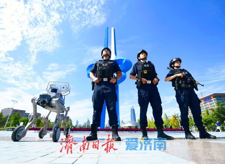 济南特巡警开展国庆巡防，“数智警犬”科技感满满