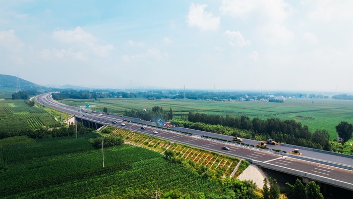 项目强省会丨向全线通车冲刺！济菏高速改扩建项目左幅开始摊铺沥青